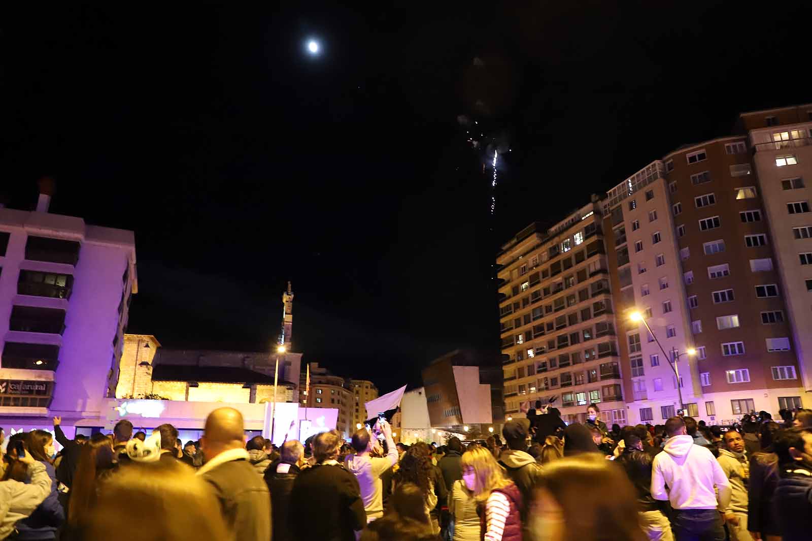 Miles de personas celebran el ascenso del Burgos CF en plaza España.