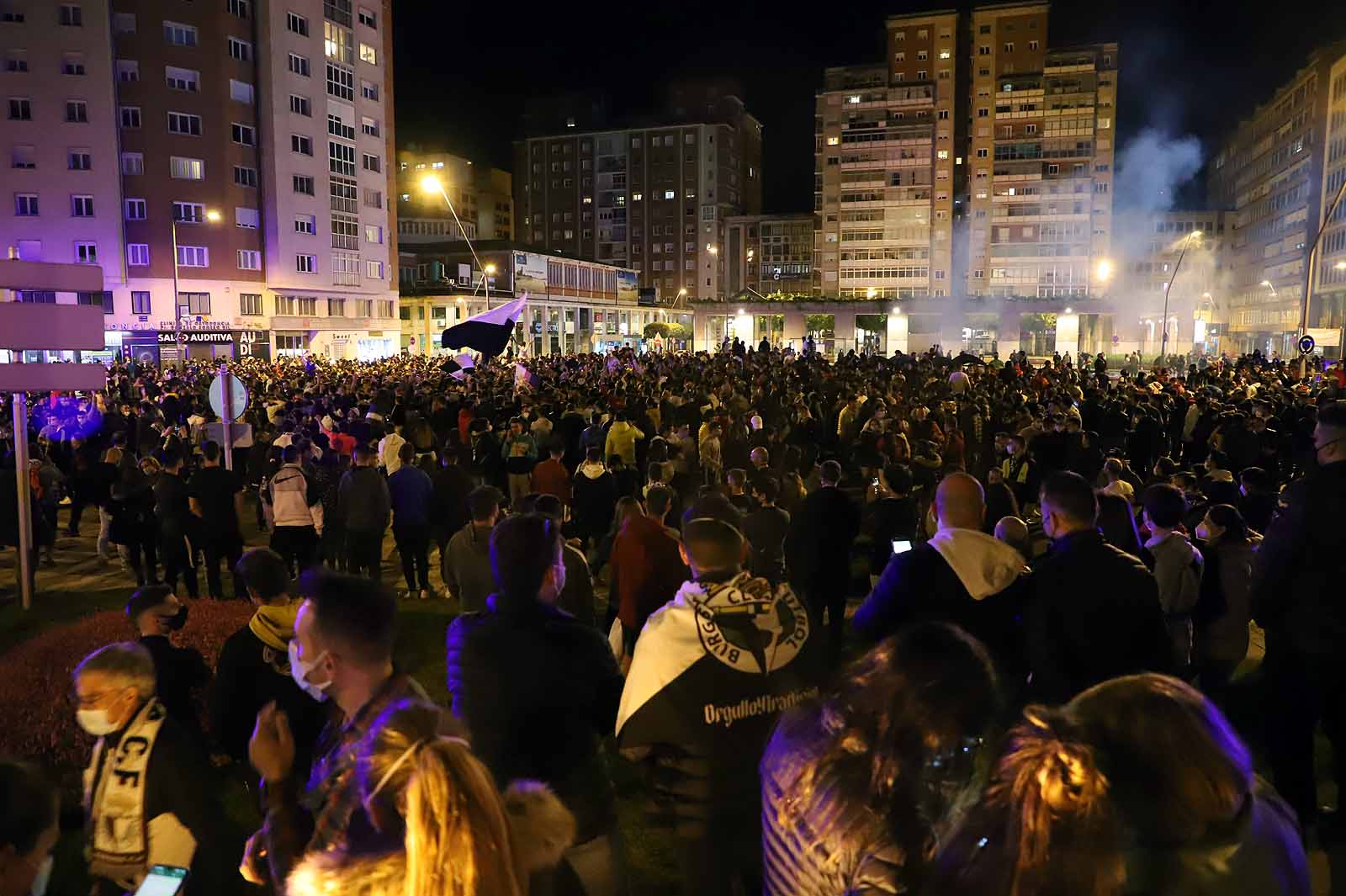 Miles de personas celebran el ascenso del Burgos CF en plaza España.