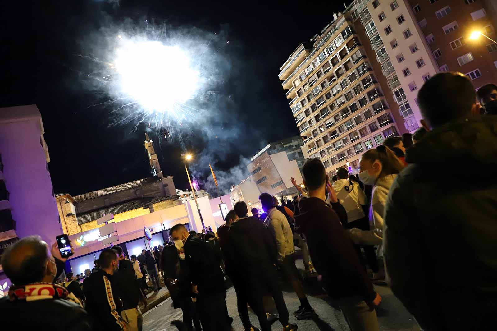 Miles de personas celebran el ascenso del Burgos CF en plaza España.