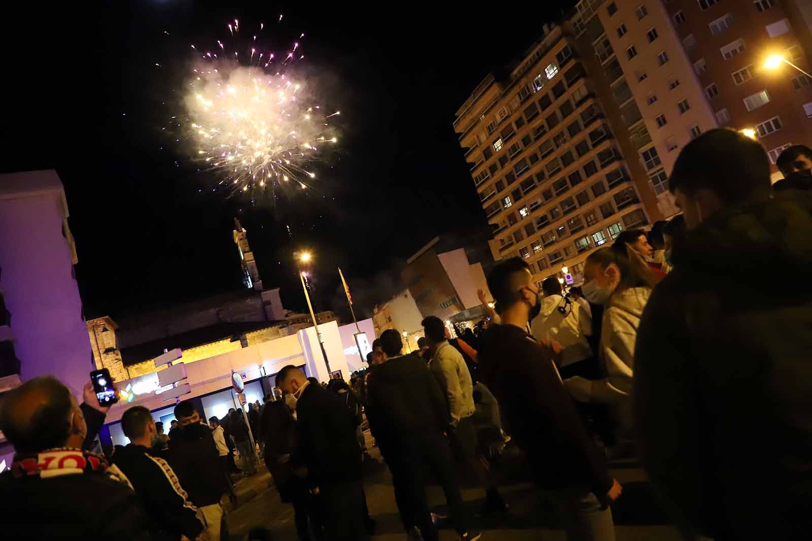 Miles de personas celebran el ascenso del Burgos CF en plaza España.