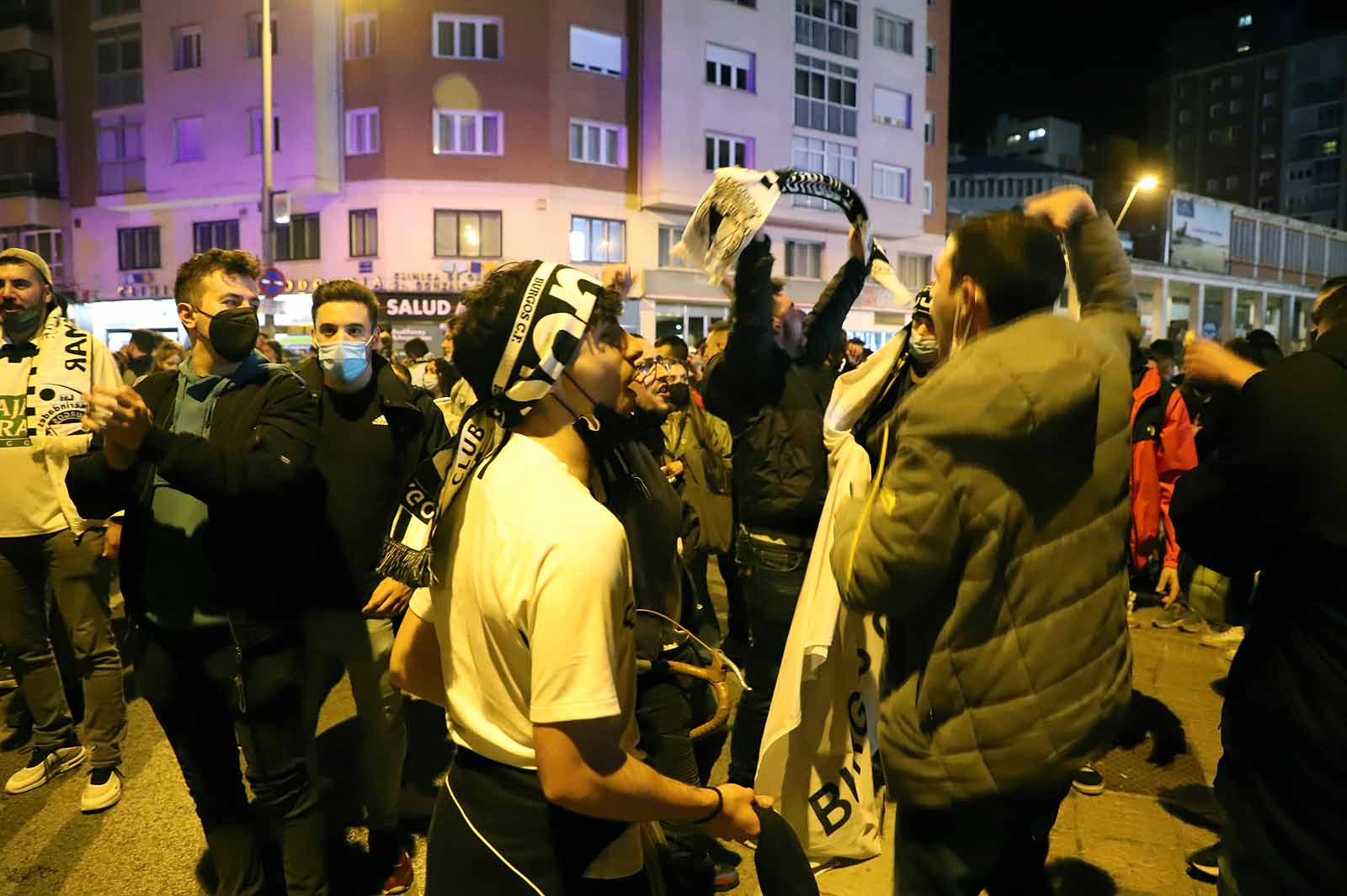 Miles de personas celebran el ascenso del Burgos CF en plaza España.