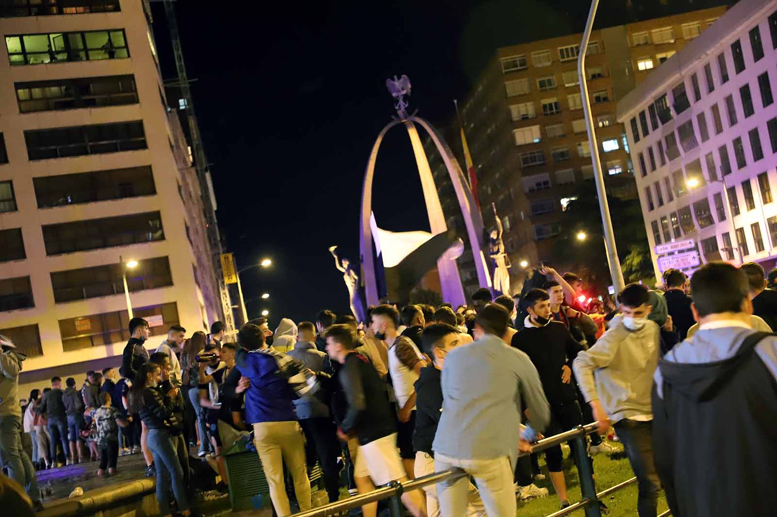 Miles de personas celebran el ascenso del Burgos CF en plaza España.