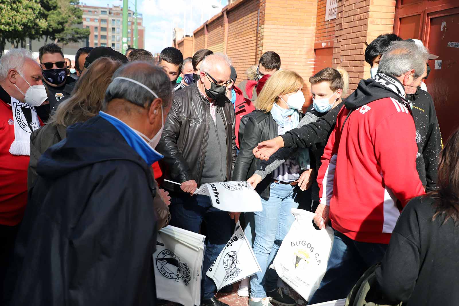 Plantilla y afición se unen tras el ascenso a Segunda.