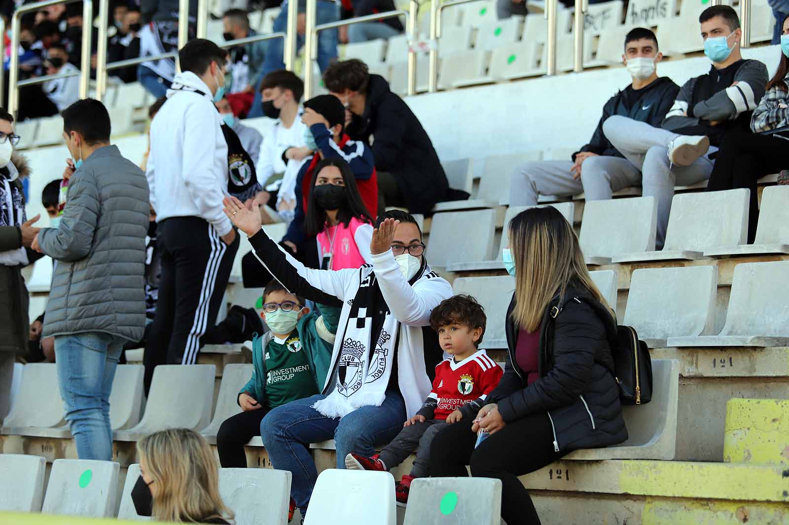 Plantilla y afición se unen tras el ascenso a Segunda.