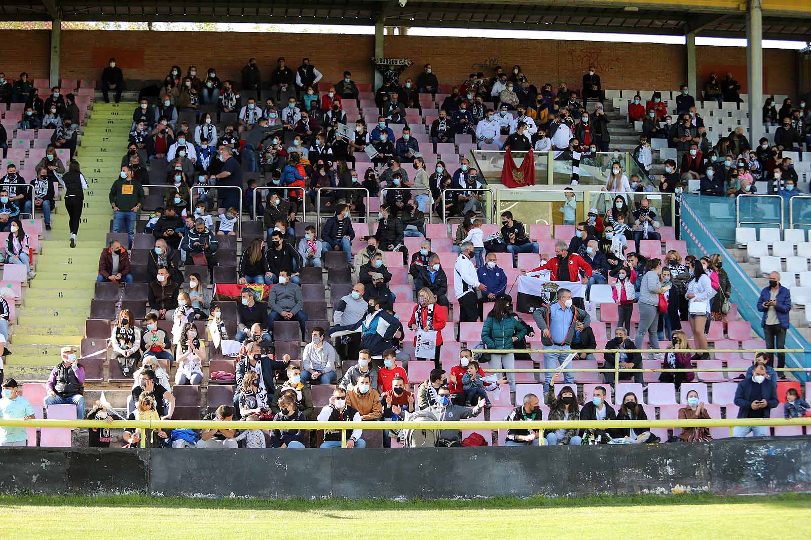 Plantilla y afición se unen tras el ascenso a Segunda.