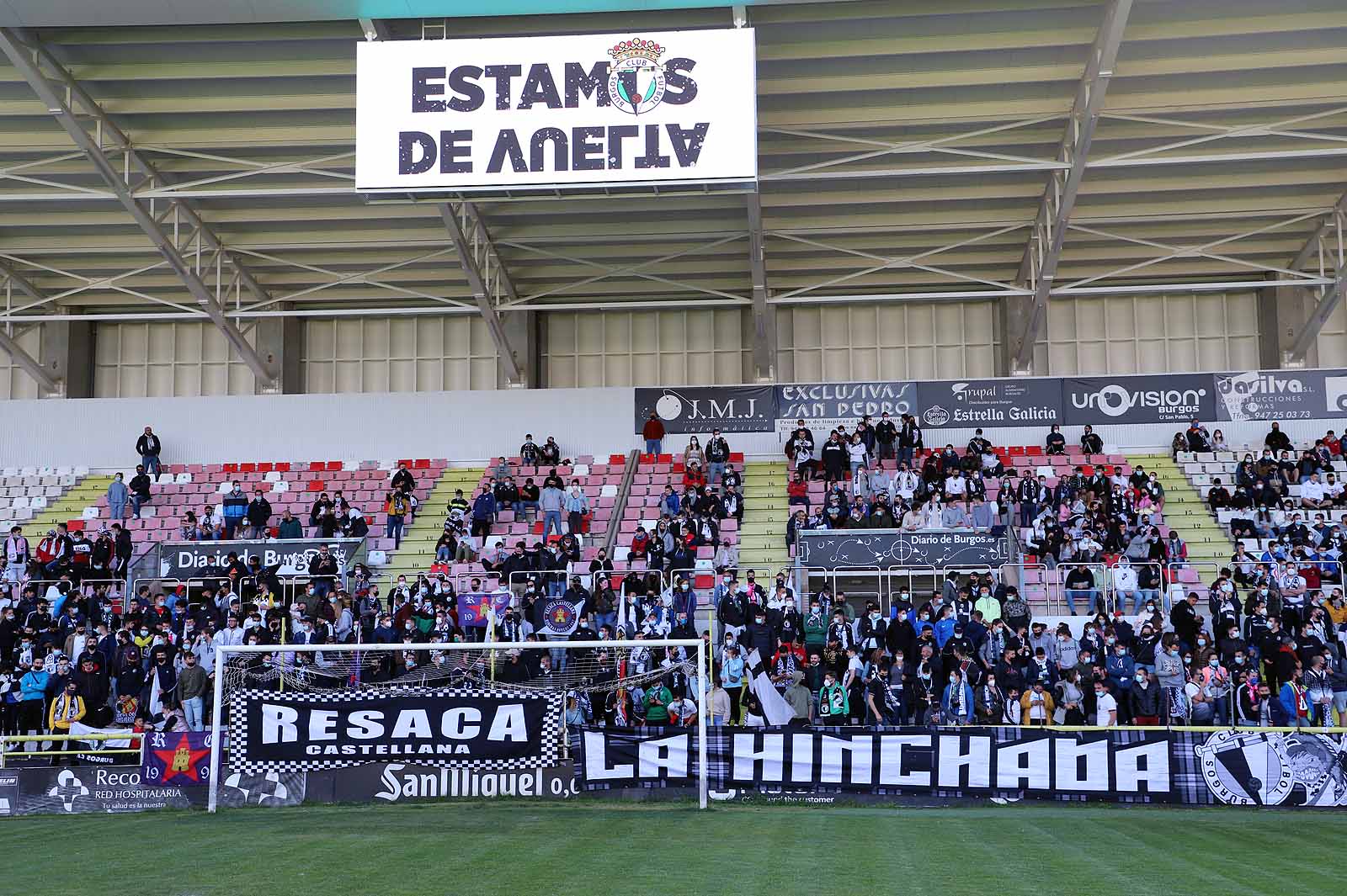 Plantilla y afición se unen tras el ascenso a Segunda.