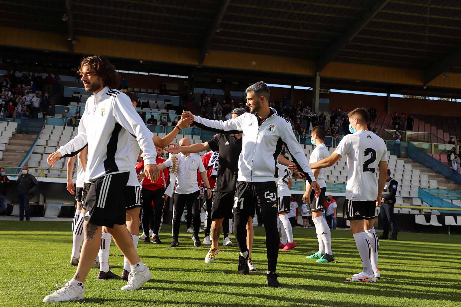 Plantilla y afición se unen tras el ascenso a Segunda.