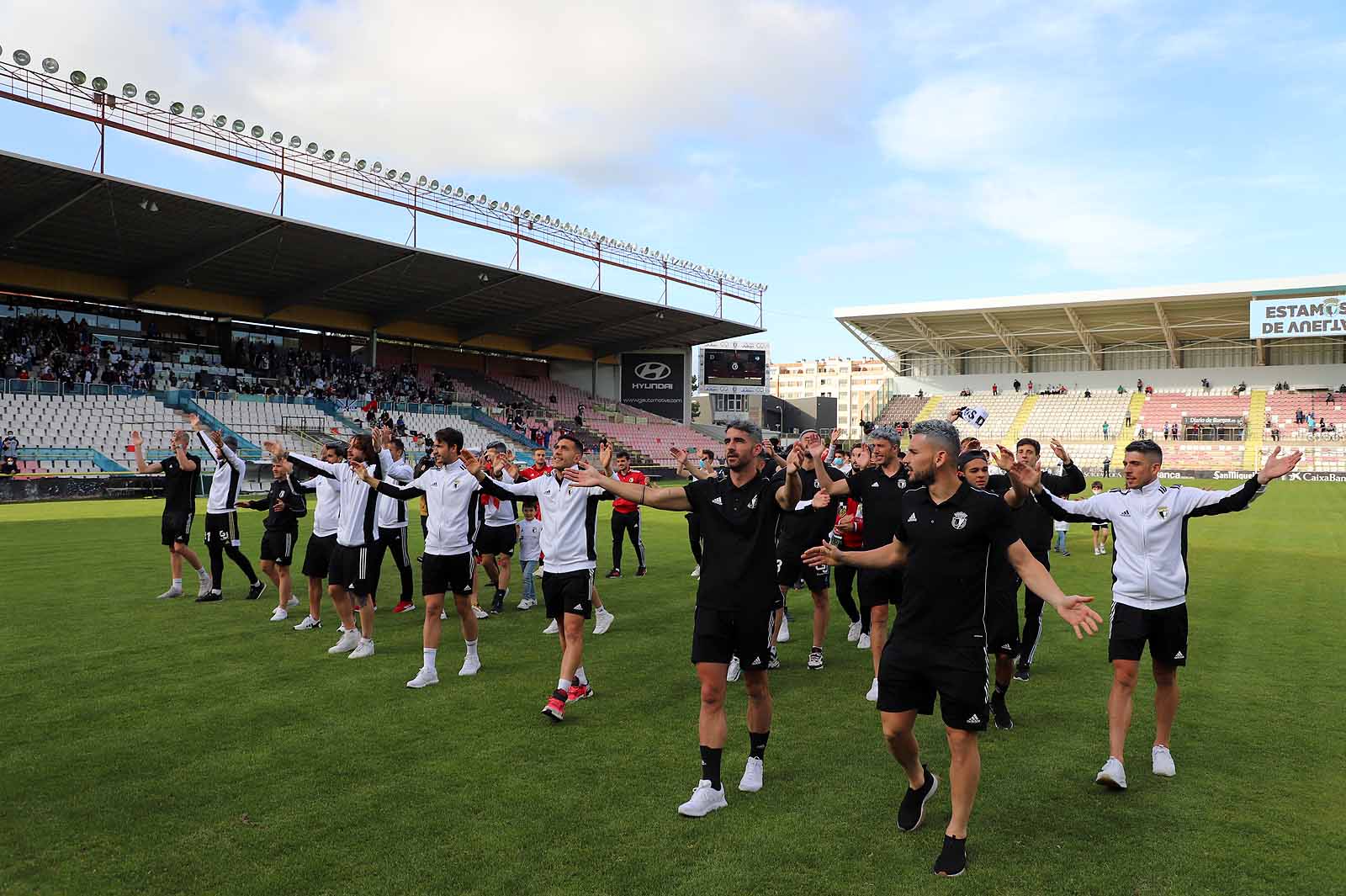 Plantilla y afición se unen tras el ascenso a Segunda.