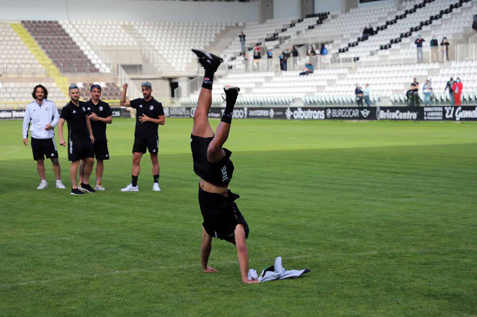 Plantilla y afición se unen tras el ascenso a Segunda.