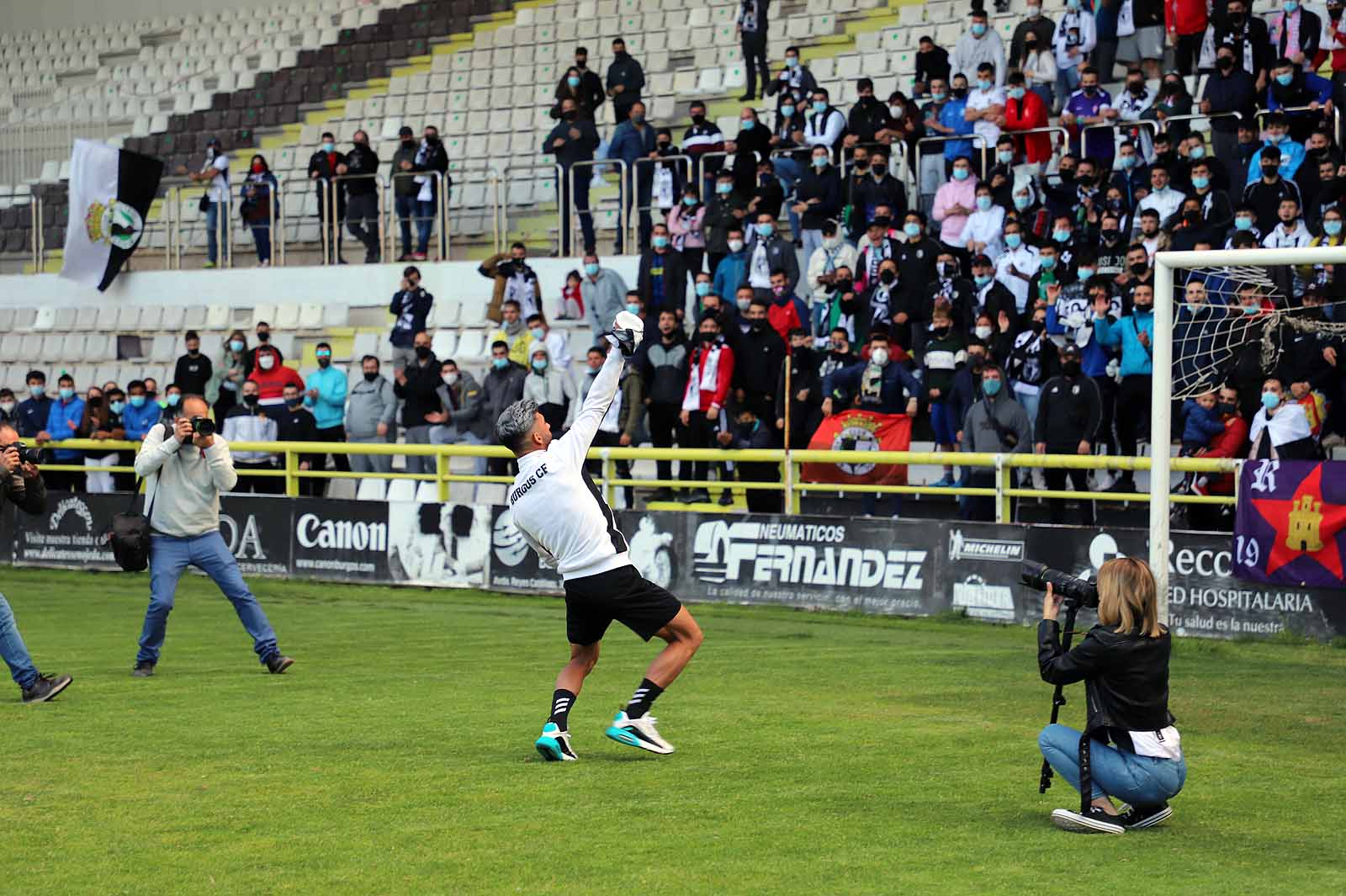 Plantilla y afición se unen tras el ascenso a Segunda.