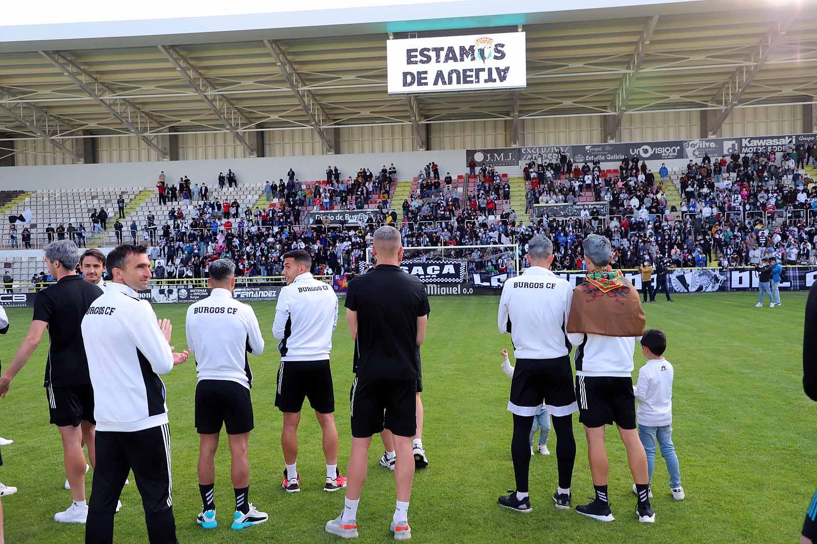 Plantilla y afición se unen tras el ascenso a Segunda.