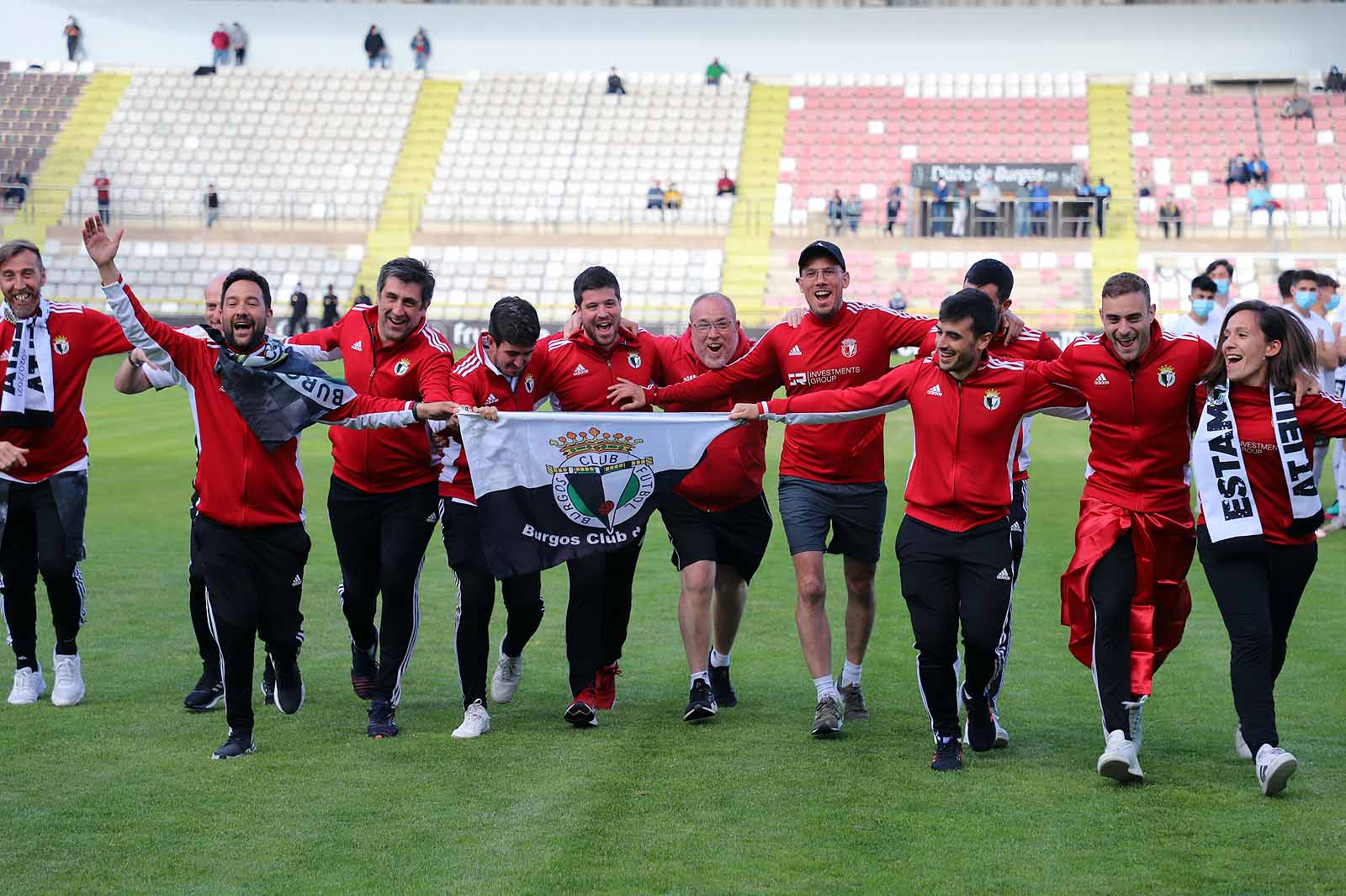 Plantilla y afición se unen tras el ascenso a Segunda.