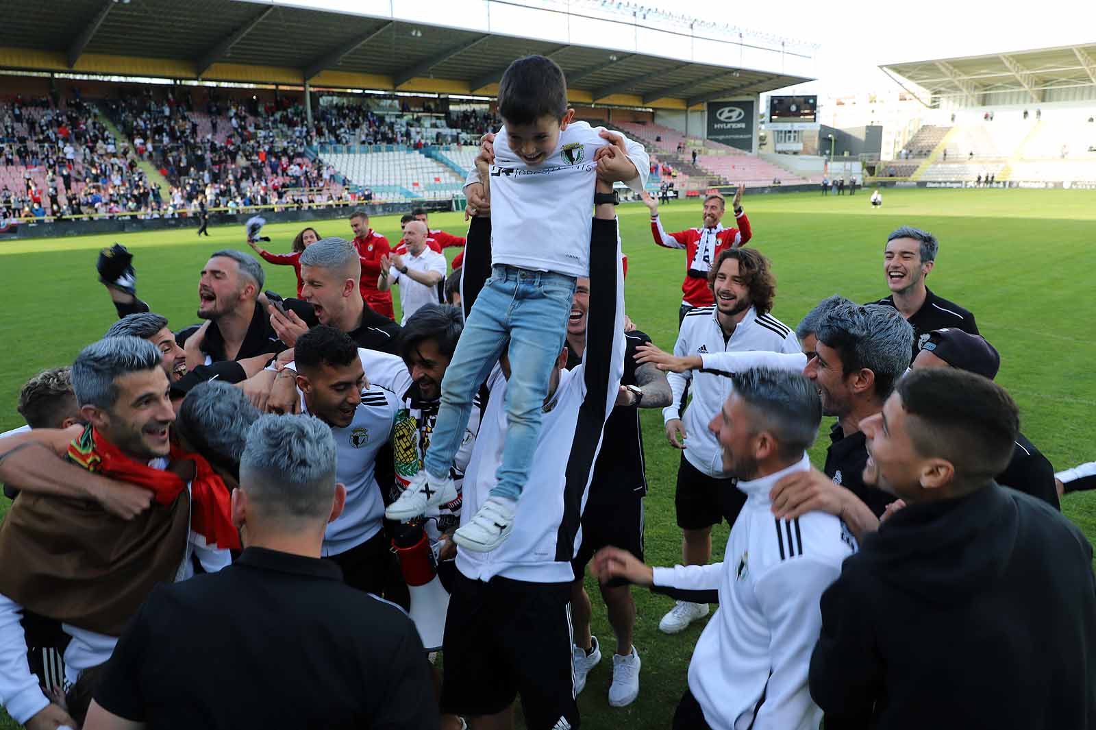 Plantilla y afición se unen tras el ascenso a Segunda.