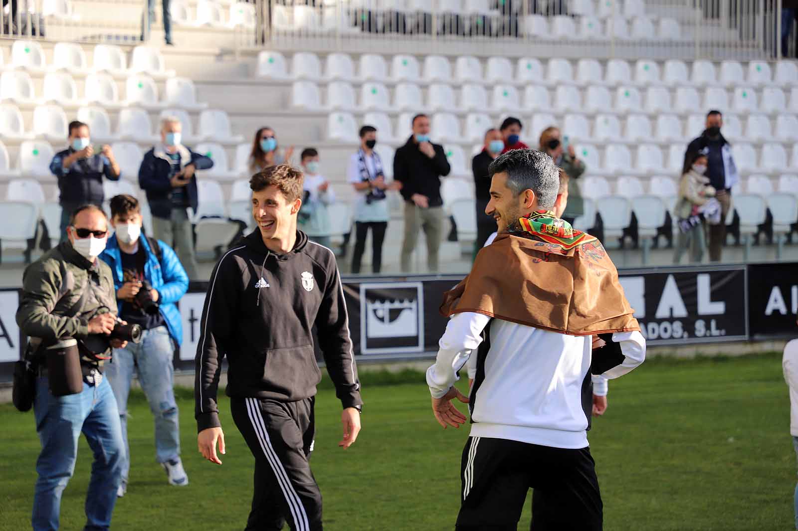 Plantilla y afición se unen tras el ascenso a Segunda.