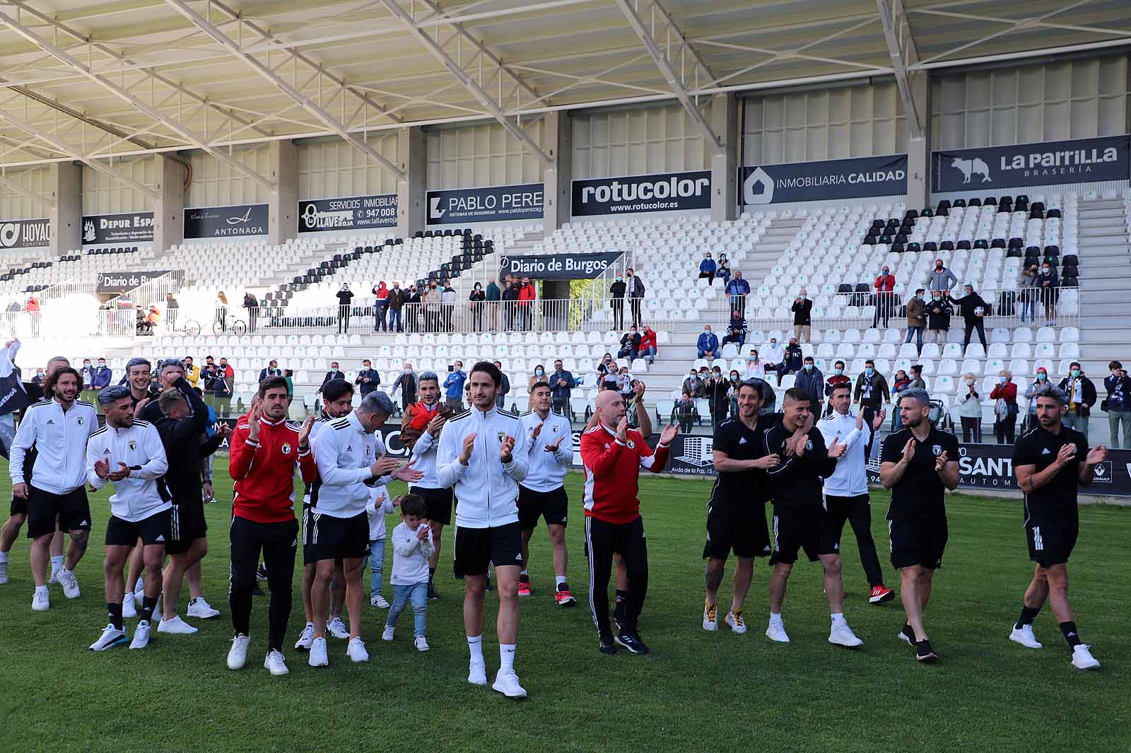 Plantilla y afición se unen tras el ascenso a Segunda.