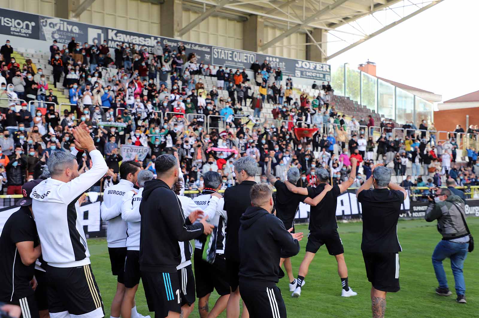 Plantilla y afición se unen tras el ascenso a Segunda.