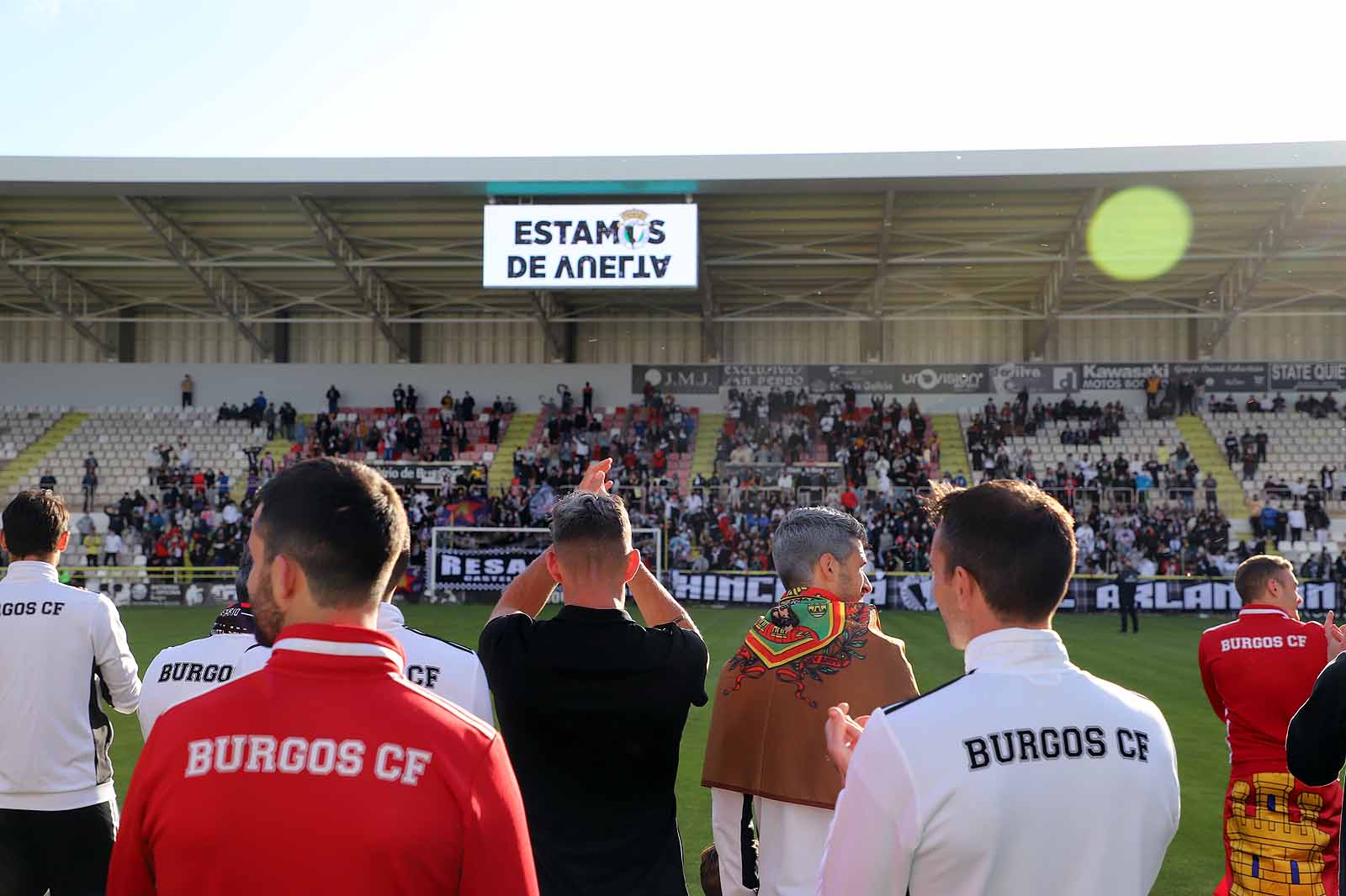 Plantilla y afición se unen tras el ascenso a Segunda.