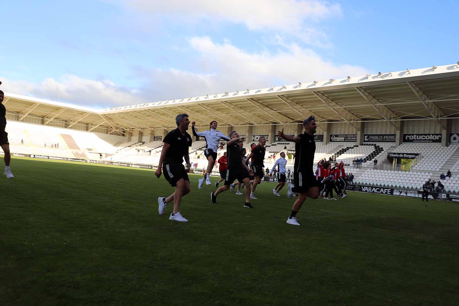 Plantilla y afición se unen tras el ascenso a Segunda.