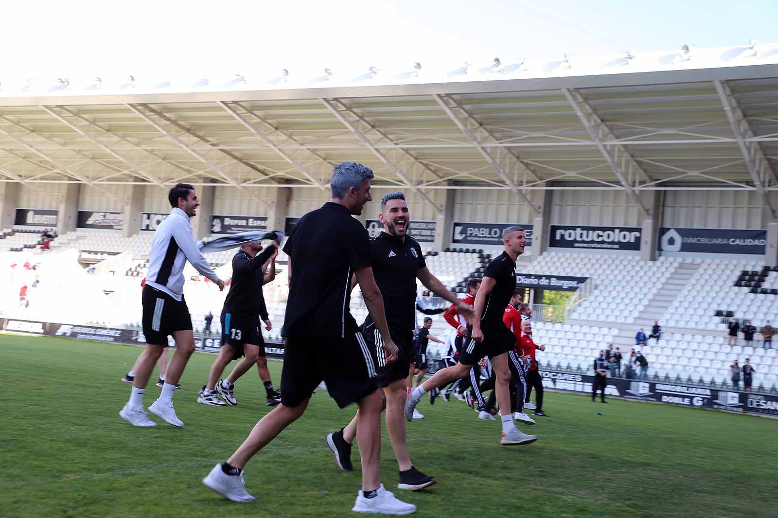 Plantilla y afición se unen tras el ascenso a Segunda.