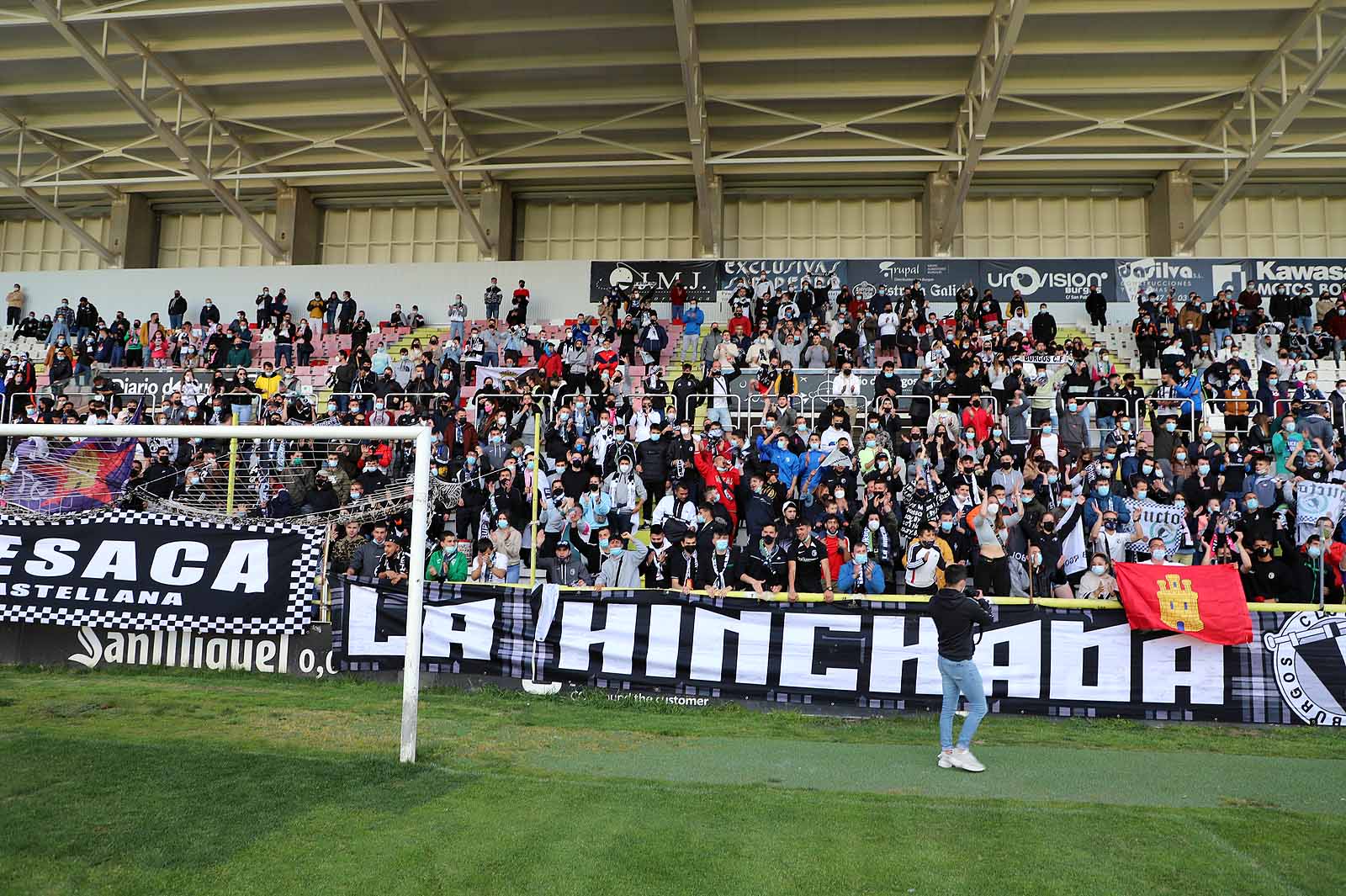 Plantilla y afición se unen tras el ascenso a Segunda.