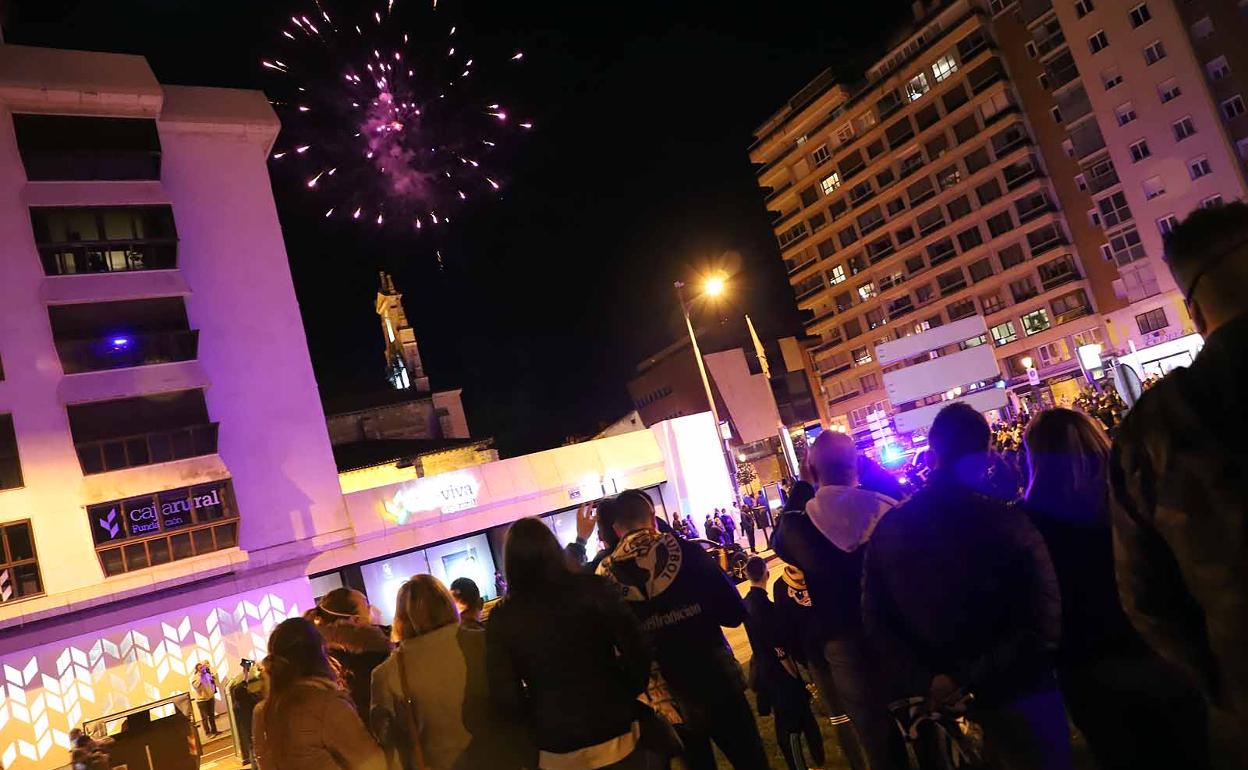 Aficionados del Burgos CF celebran anoche el ascenso a Segunda en plaza España.