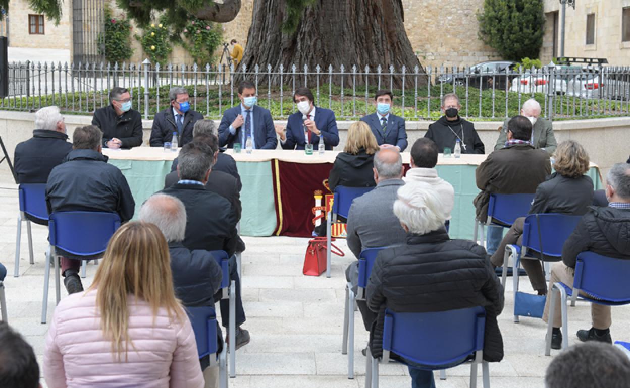 Reunión de los consejeros de Fomento y Medio Ambiente y de la Presidencia con los alcaldes de los municipios pertenecientes al Parque Natural. 