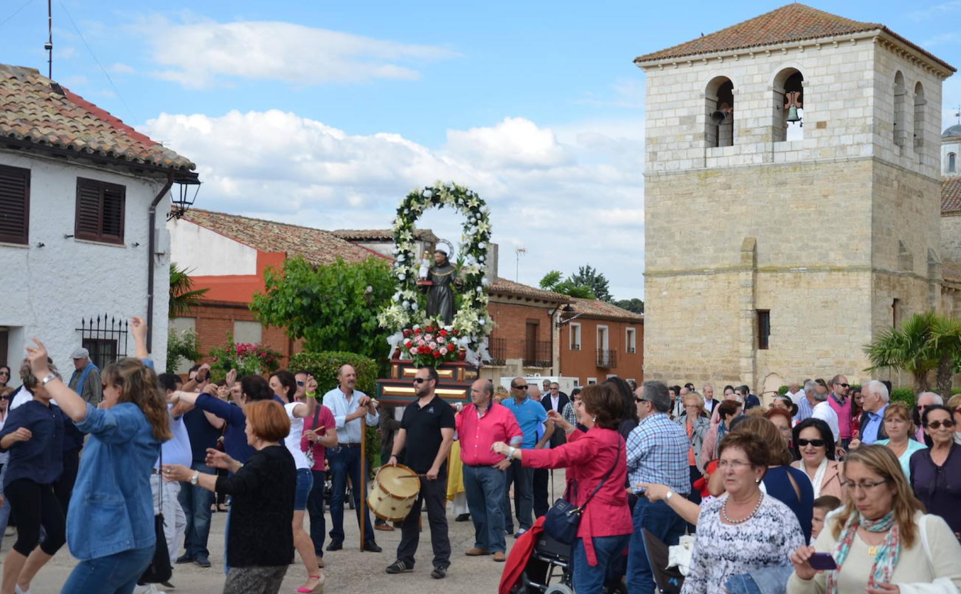 Procesión en honor de San Antonio de Padua, al que se honra con jotas.