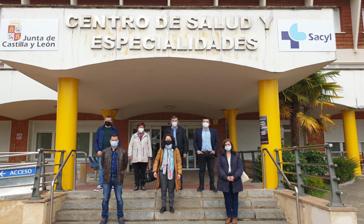 Luis Tudanca en su visita el Centro de Salud y Especialidades de Villarcayo. 