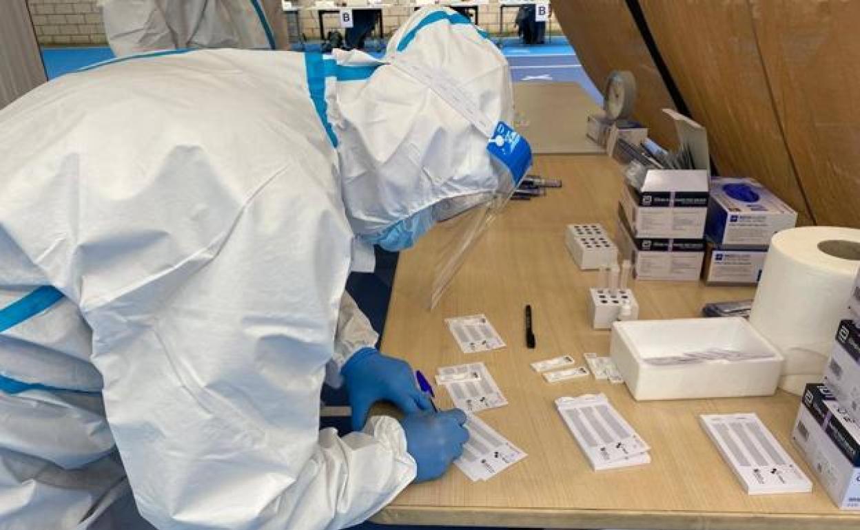 Un sanitario prepara los test de detección de la covid.