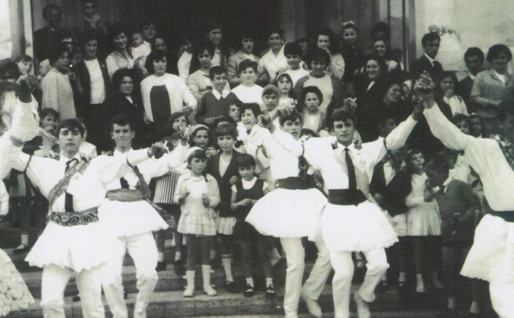 Fotografía antigua de vecinos y danzantes de Villamañán.