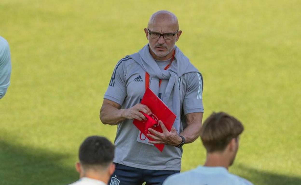 El seleccionador español sub-21, Luis de la Fuente, se dirige a sus jugadores en un entrenamiento. 