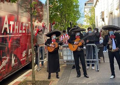 Imagen secundaria 1 - Escraches a ritmo de ranchera