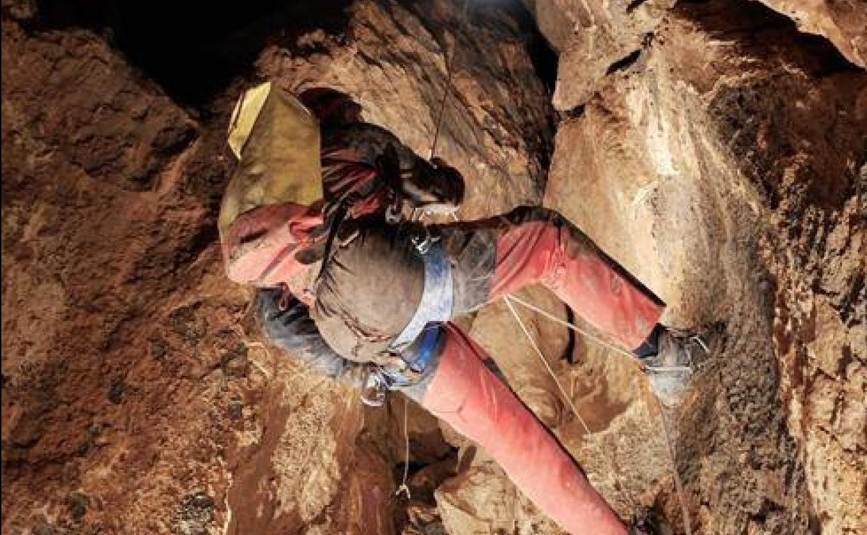 Imagen de archivo del grupo espeleológico en una cueva de Espinosa de los Monteros.