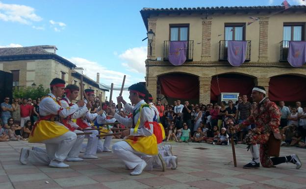 Los paloteadores de Fuentes de Nava durante su actuación, con el Botarga observando.