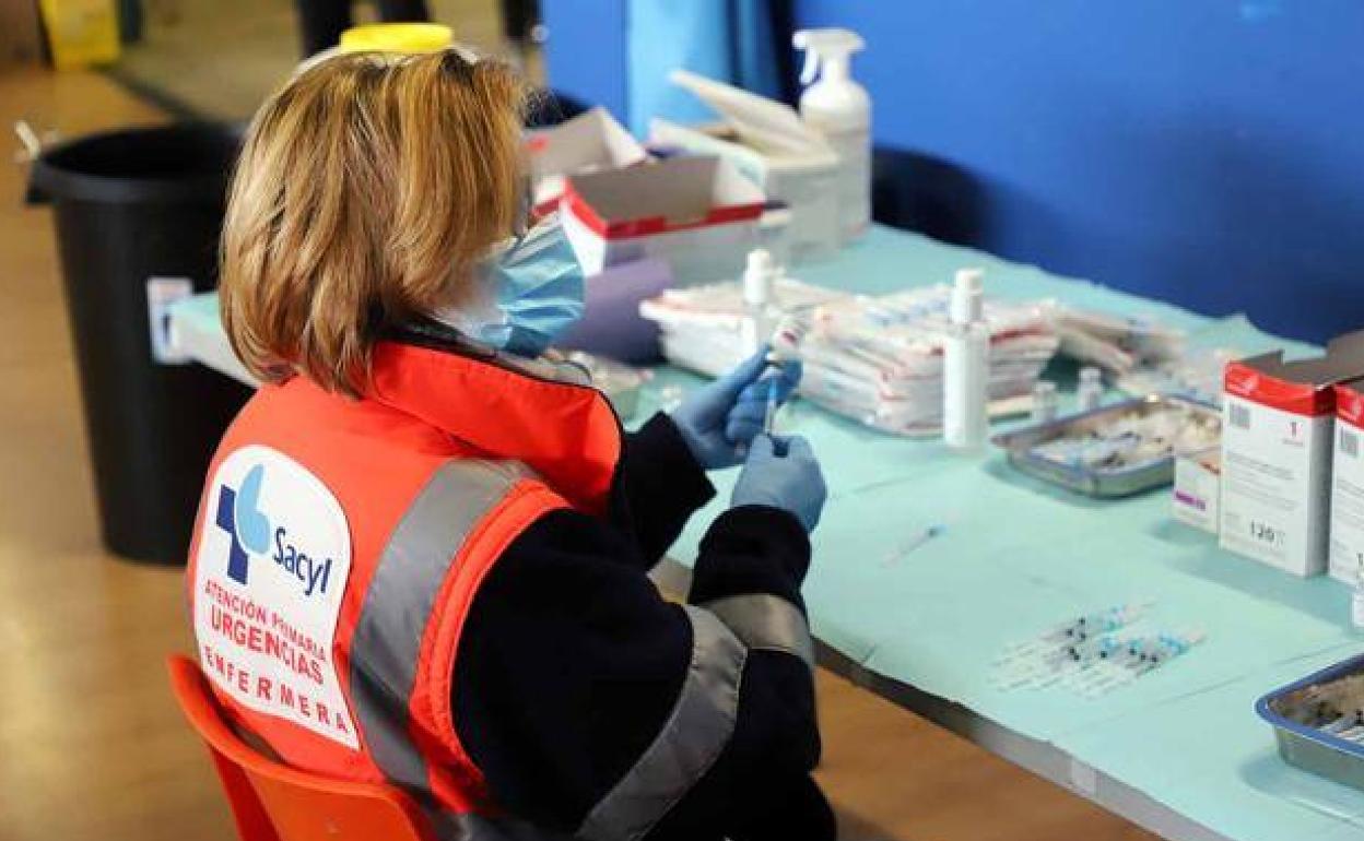 Una sanitaria prepara los viales para la administración de la vacuna contra la covid-19. 