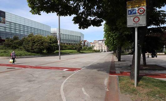 En el Paseo Sierra de Atapuerca se convive con un carril bici pese a que se trata de un espacio peatonal.