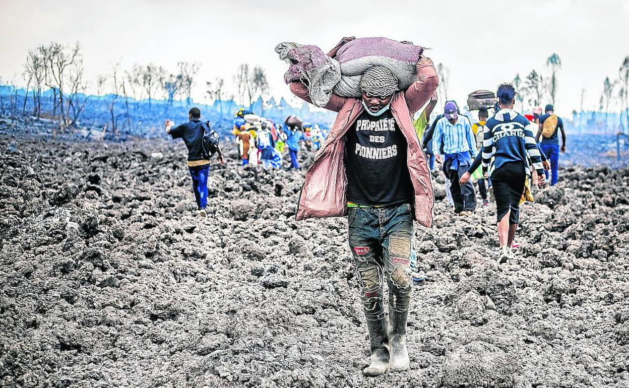 La población de Goma huye de la zona afectada por el volcán con las pocas pertenencias que ha logrado salvar. 