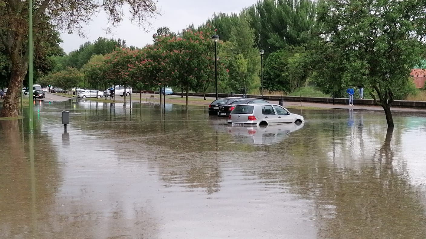 Estado en el que quedaron algunas calles de la ciudad tras la tormenta del viernes por la tarde.