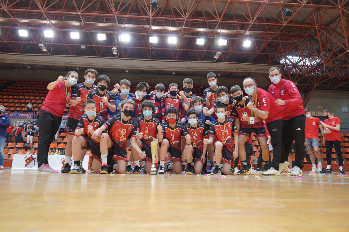 Fotos: Imágenes de la victoria del Temiño Pérez BM Burgos, campeón de Castilla y León