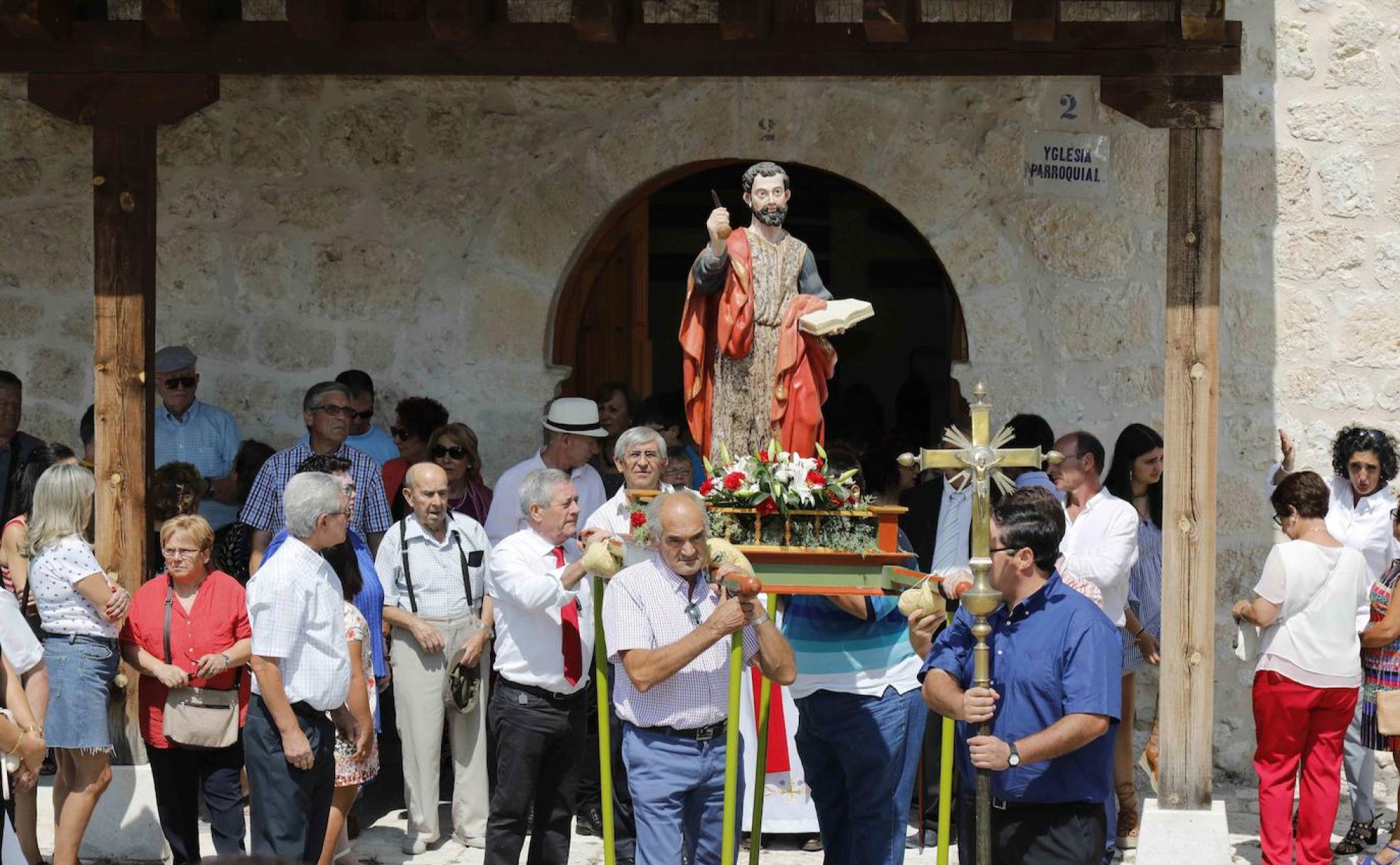 Procesión de San Bartolomé de Fompedraza desde la iglesia parroquial del municipio.