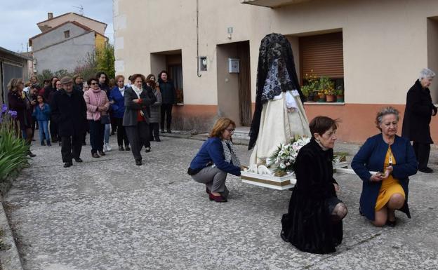 Rito que representa la Resurrección el Domingo de Pascua, con la Virgen cubierta por un velo negro.