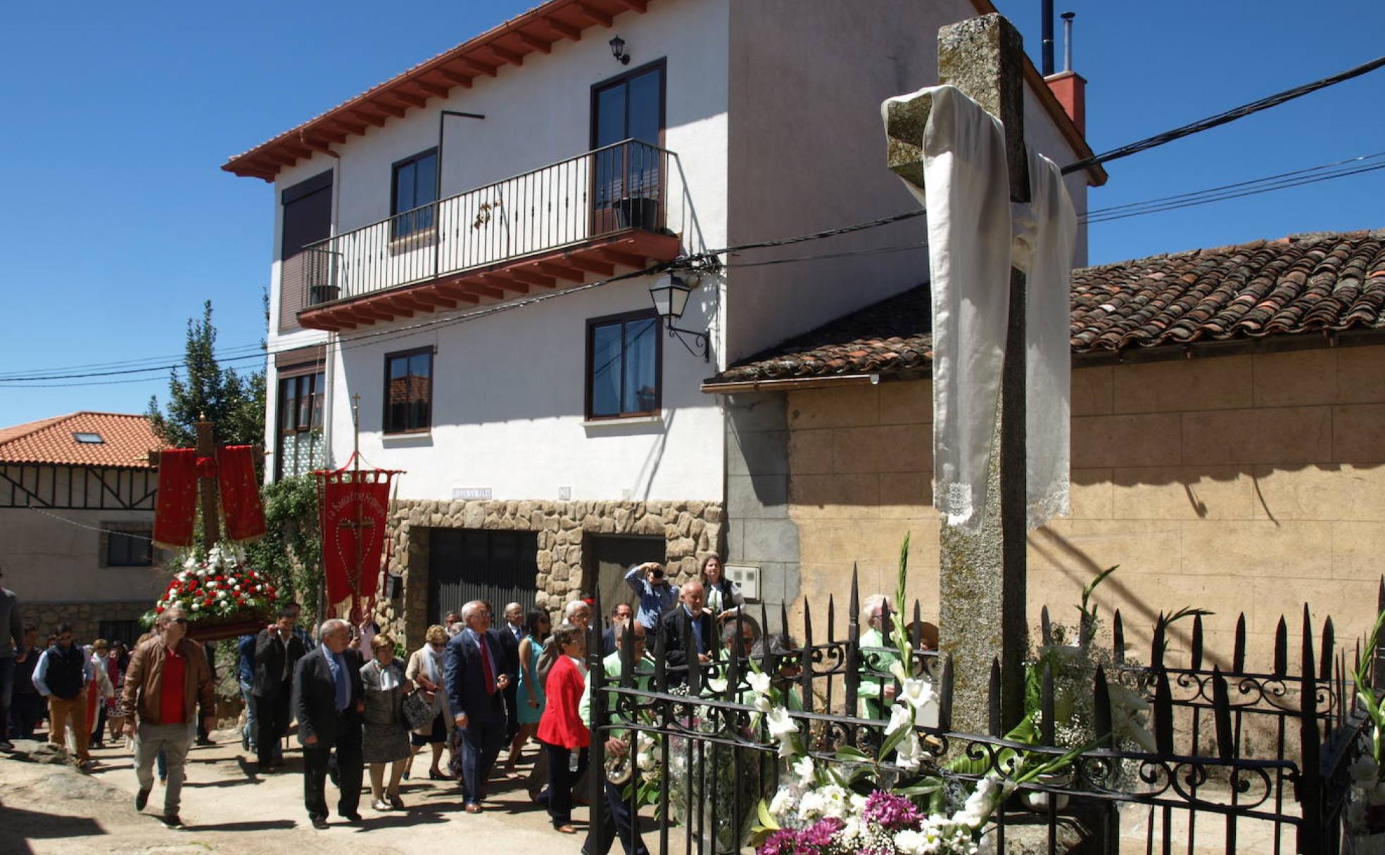 Procesión de la Santa Cruz, llegando a la puerta de la casa de la moza santa, donde realiza una parada.