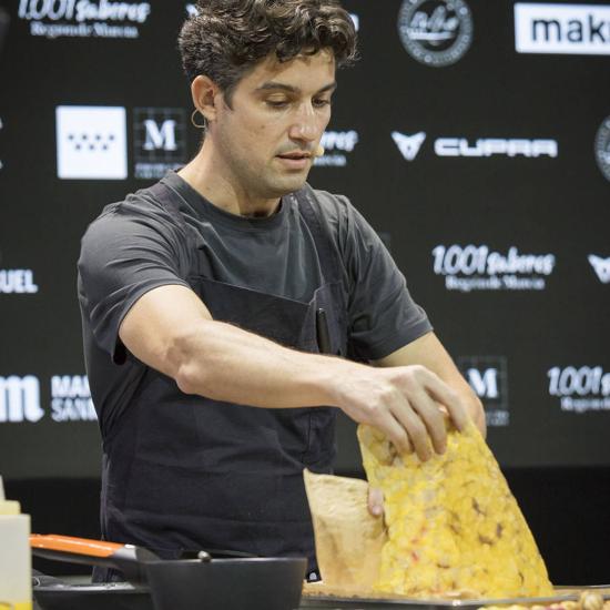 Juan Luis Martínez, con una laminazcion de yuca. 