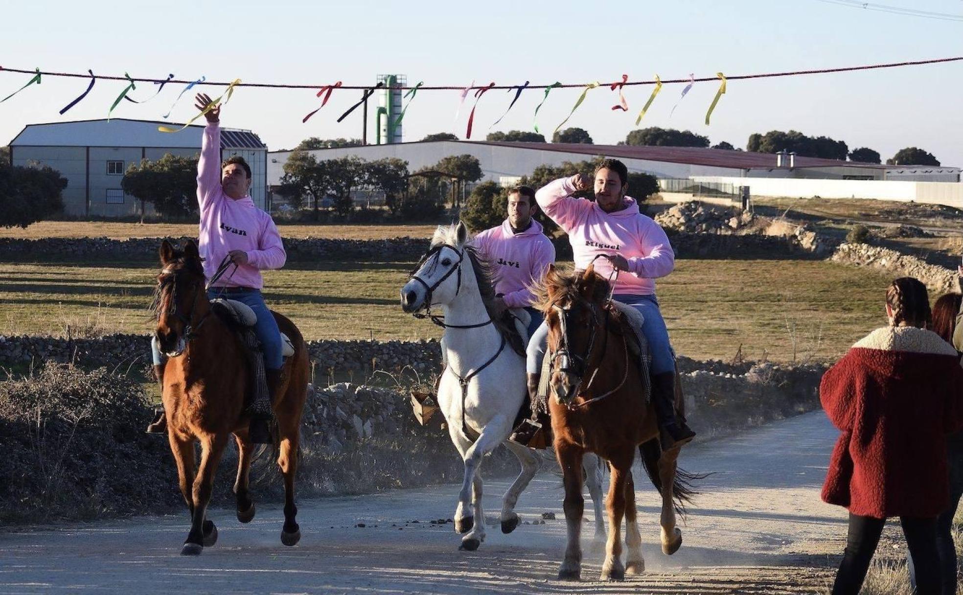 Los quintos corren las cintas a caballo en Otero de Herreros.