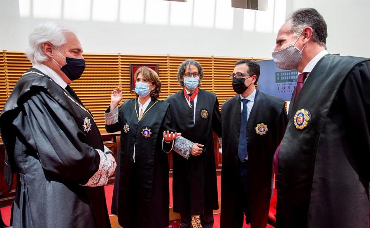 José Luis Concepción, Dolores Delgado, Santiago Mena, José Fernández Mérida y Mauricio Fernández, en el acto de toma de posesión del nuevo fiscal jefe de Burgos.