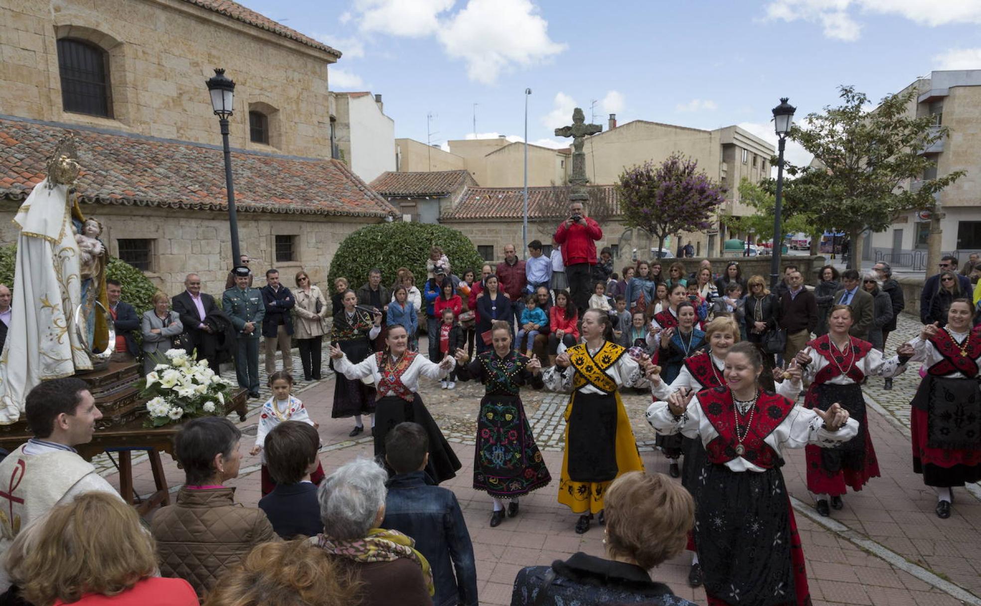 Bailes tradicionales a la Virgen de los Remedios, patrona de Villamayor.