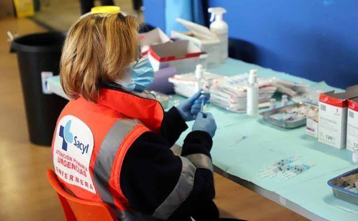 Una sanitaria prepara una dosis de la vacuna contra la covid en Burgos.