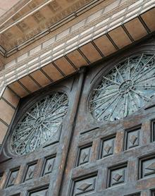 Imagen secundaria 2 - Denuncian posibles daños en la Catedral por las argollas de la fachada principal