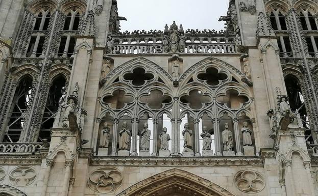 Imagen principal - Denuncian posibles daños en la Catedral por las argollas de la fachada principal