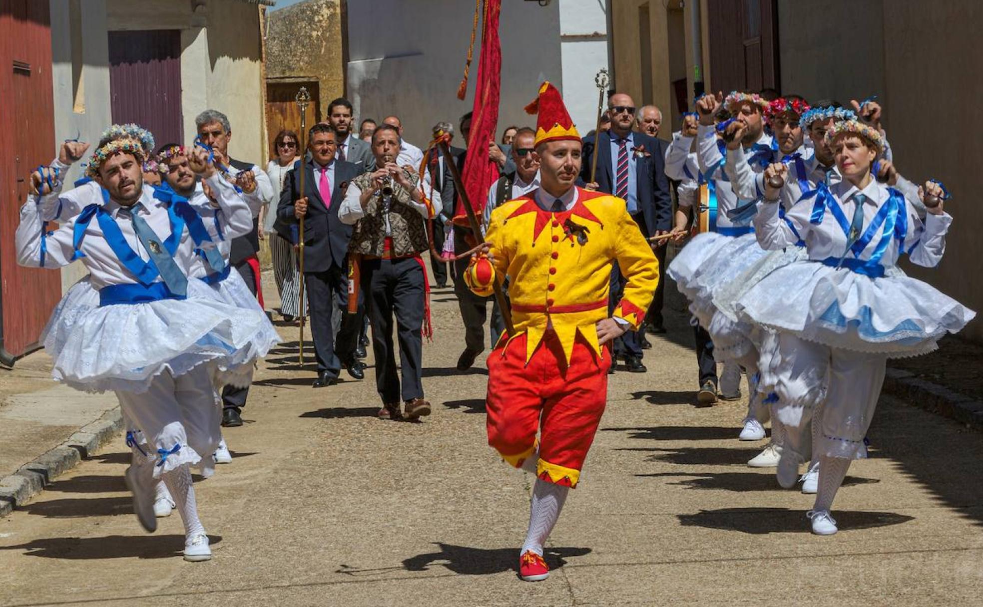 Chiborra y danzantes en el pasacalles del 13 de junio de 2019 en Herrín de Campos.